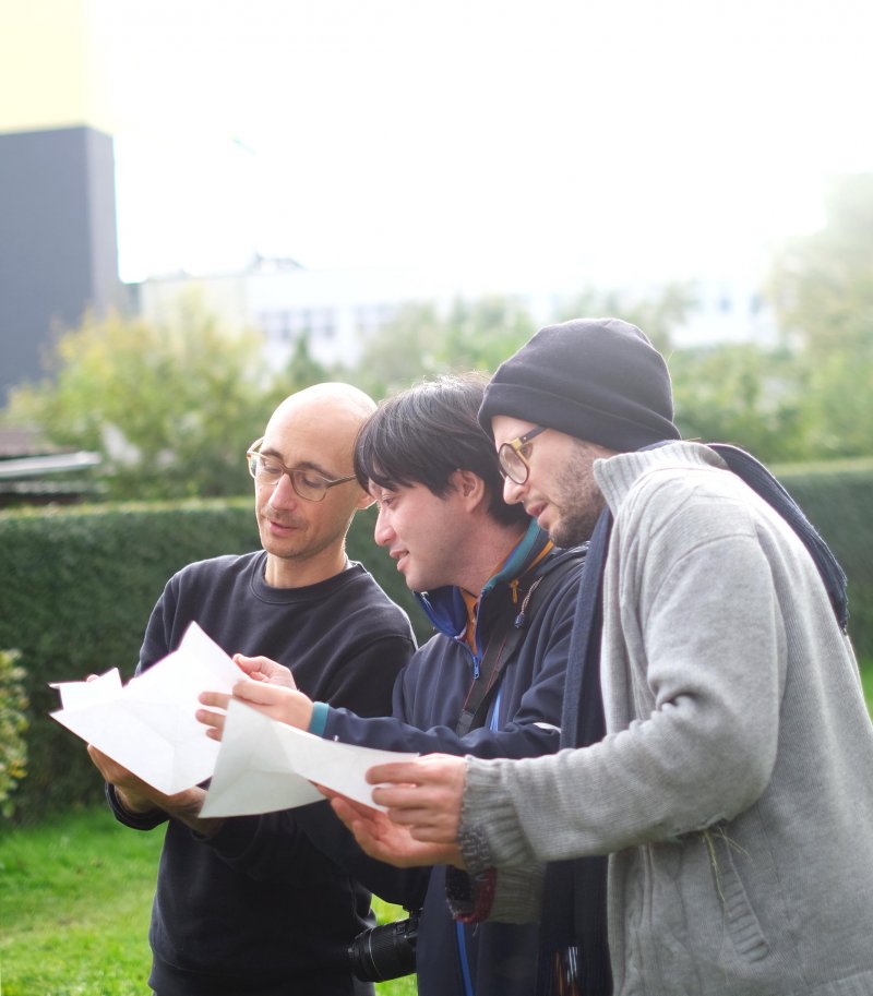 Christian Hönig, Takafumi Tsukamoto und Andreas Greiner bei der Finissage der Ausstellung (re)connecting.earth in Berlin - Meret Freisen