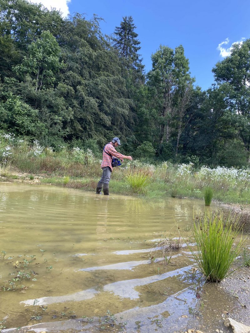 Alexandre Joly enregistrant des sons au Lac des Vernes, Meyrin