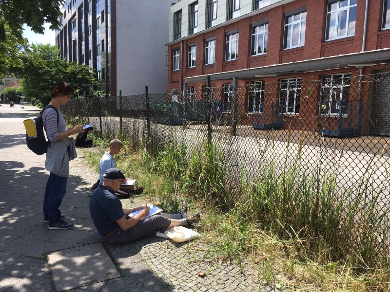 Die Teilnehmer:innen beim Zeichnen auf der Gaußstraße, Foto von Xu Zhang