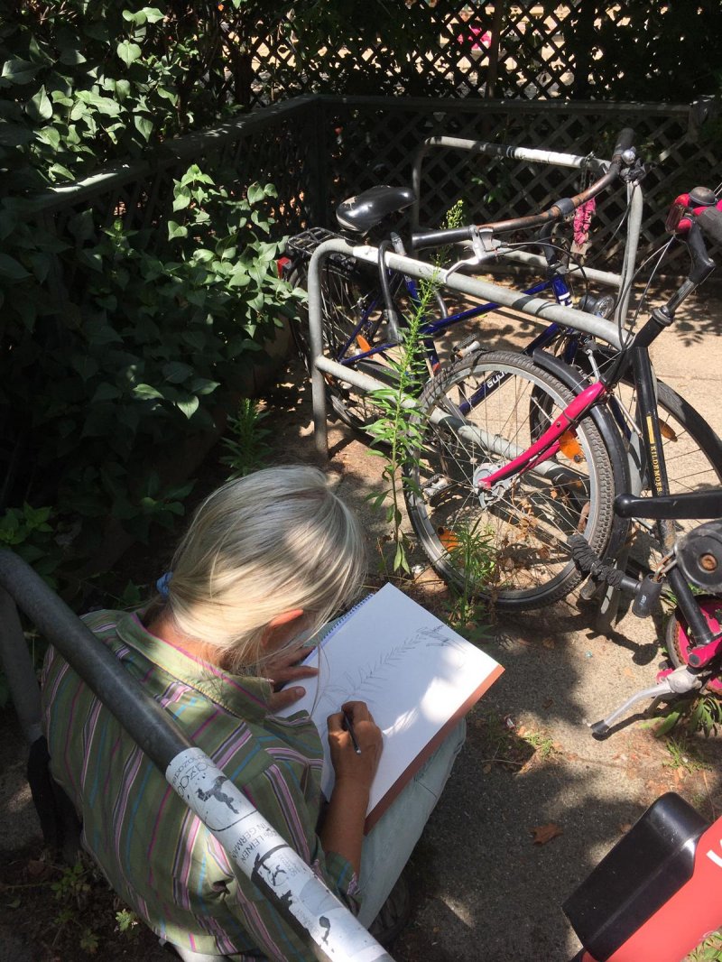 Une participante en train de dessiner dans la Gaußstraße, photo de Xu Zhang