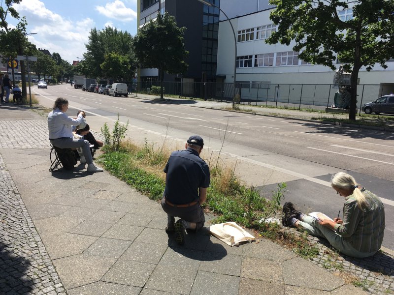 Des participant-e-s en train de dessiner dans la Gaußstraße, photo de Xu Zhang