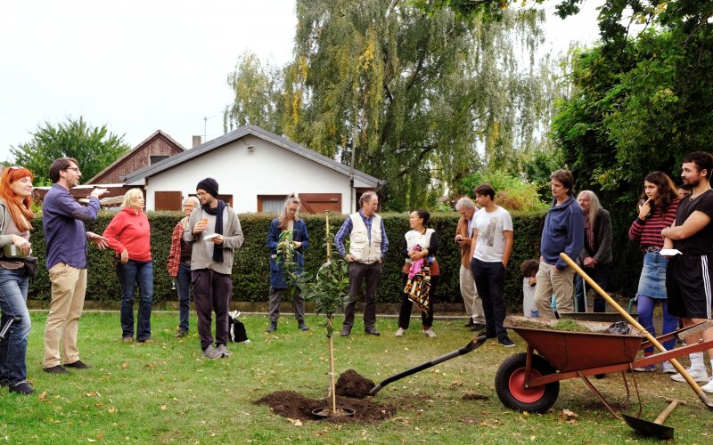 planting of a tree at the Finissage of our exhibition (re)connecting.earth in Berlin together with Christian Hönig - Meret Freisen