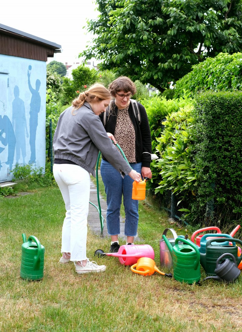 kollektive Aktion “Unkrautpflege” mit Adrien Missika in den Gärten – Meret Freisen