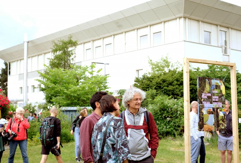 visitors in the gardens – Meret Freisen