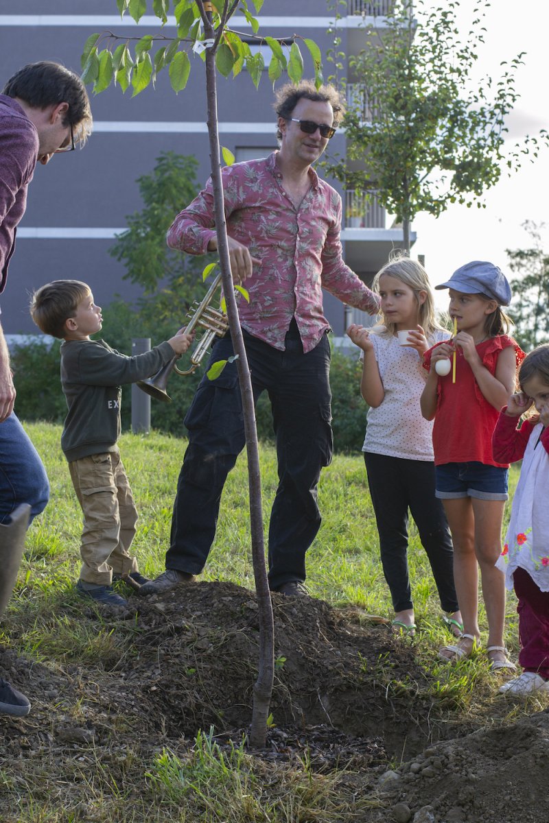 (re)connecting.earth, planting of a tree at the Finissage, Quartier des Vergers, Geneva – Mikhail Rojkov