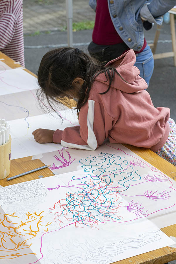 Participante à l'un des ateliers, dessinant à partir de l'instruction de Valérie Favre