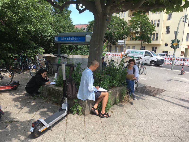 Aktivierung der Anleitung Drawing Weeds Practice zusammen mit Zheng Bo in Berlin